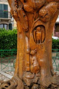 l'arbre sculpté sur la place au Caylar